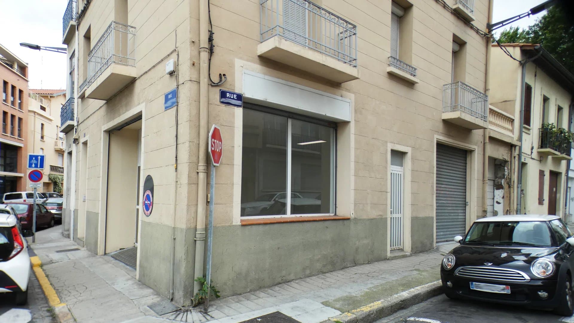 Magasin en angle centre ville grandes vitrines - vue principale