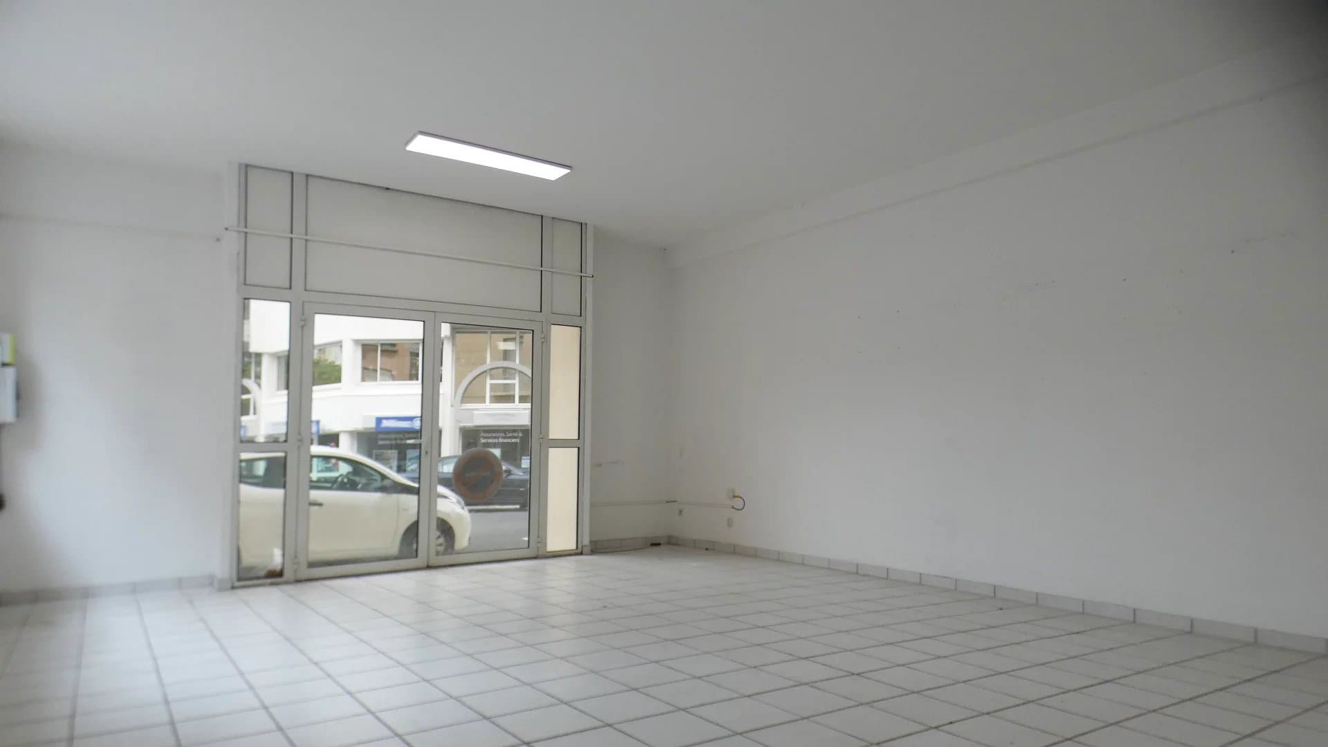 Magasin en angle centre ville grandes vitrines - vue 2