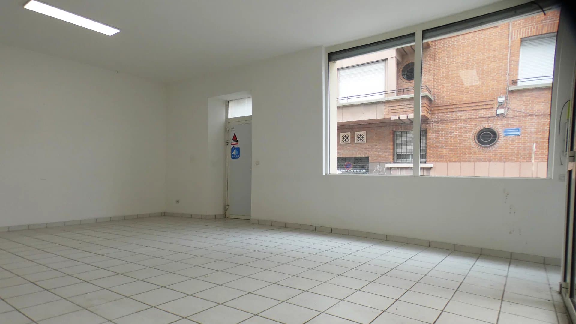Magasin en angle centre ville grandes vitrines - vue 3