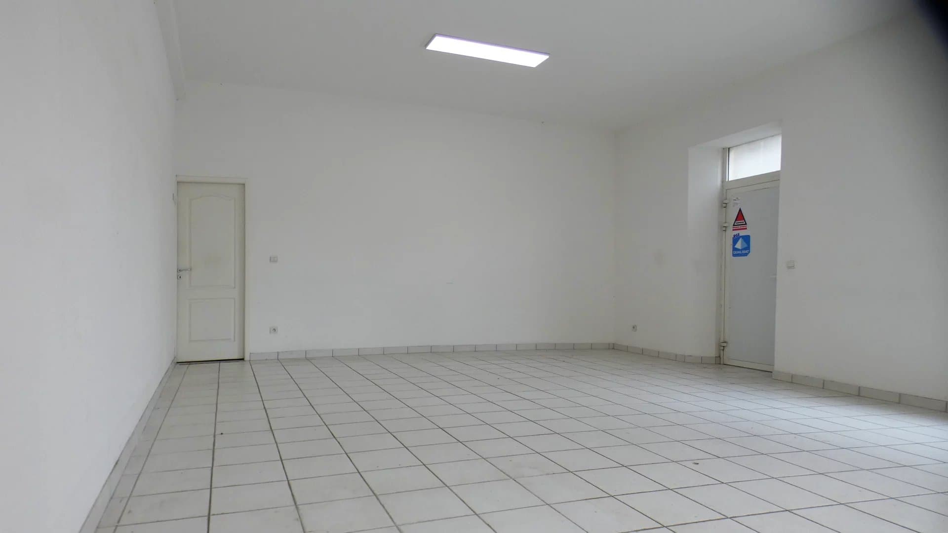 Magasin en angle centre ville grandes vitrines - vue 4
