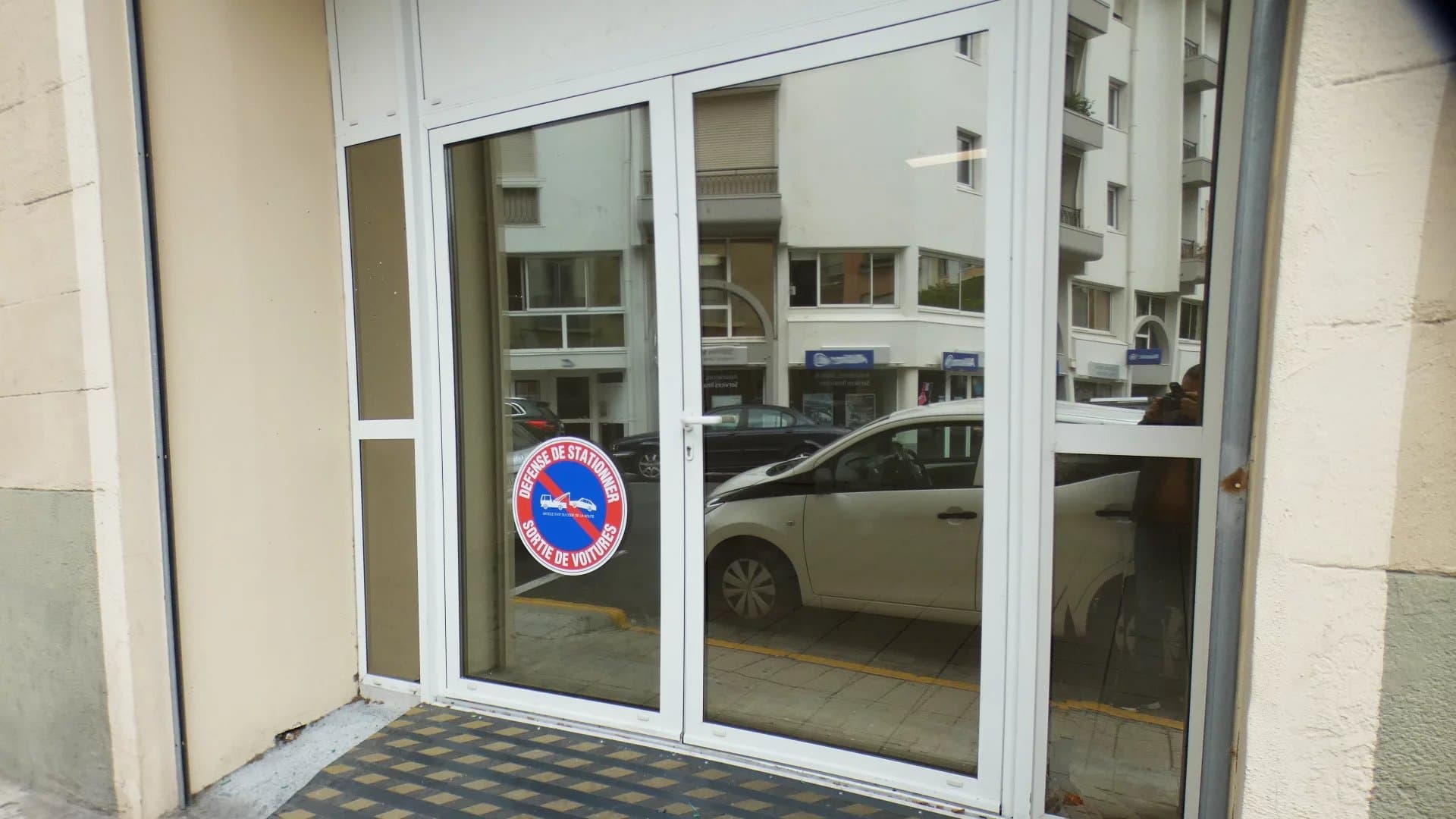 Magasin en angle centre ville grandes vitrines - vue 5